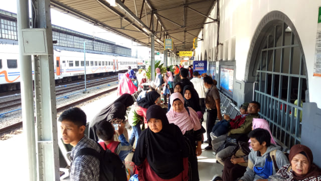 Suasana arus mudik di Stasiun Pasar Senen. Foto: Kevin Kurnianto/kumparan