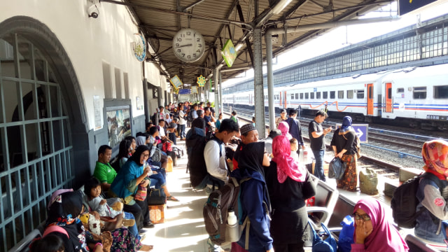 Suasana di stasiun kereta pada musim mudik Lebaran. Foto: Kevin Kurnianto/kumparan