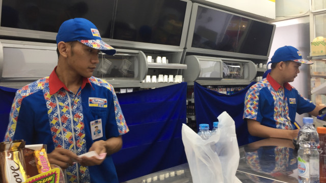 Suasana minimarket di Stasiun Bogor. (Foto: Ema Fitriyani/kumparan)