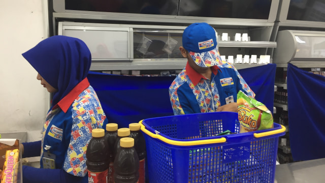 Suasana minimarket di Stasiun Bogor. Foto: Ema Fitriyani/kumparan