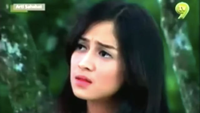 Nina Zatulini dalam sinetron 'Arti Sahabat'. (Foto: Youtube/ Secret Admirer)