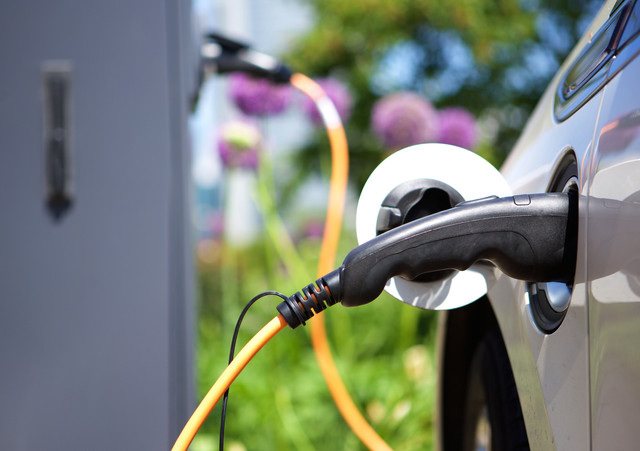 com-Ilustrasi Pengisian Mobil Listrik (Foto: Thinkstock)