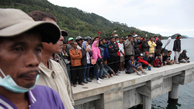 Kerabat penumpang kapal KM Sinar Bangun (Foto: Reuters/Albert Damanik)