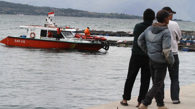 Proses evakuasi korban kapal KM Sinar Bangun (Foto: Reuters/Albert Damanik)