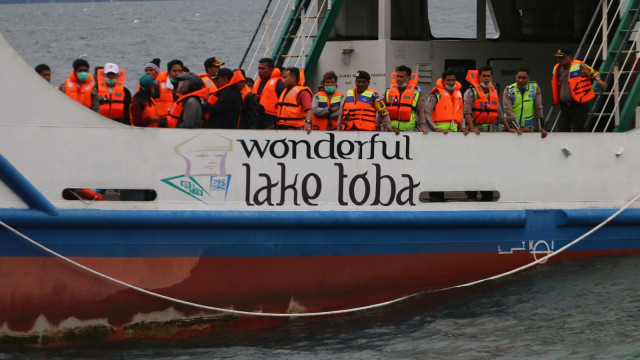 Pencarian korban KM Sinar Bangun di Danau Toba. (Foto: ANTARA FOTO/Irsan Mulyadi)