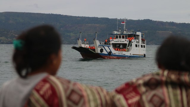 Pencarian korban KM Sinar Bangun di Danau Toba. (Foto: ANTARA FOTO/Irsan Mulyadi)