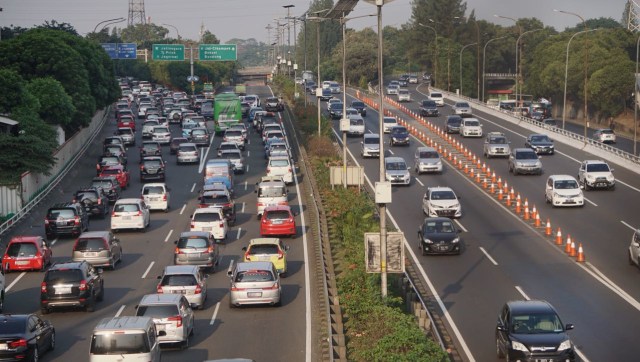 Pemberlakuan contraflow di Gerbang Tol Cawang. (Foto: Fanny Kusumawardhani/kumparan)