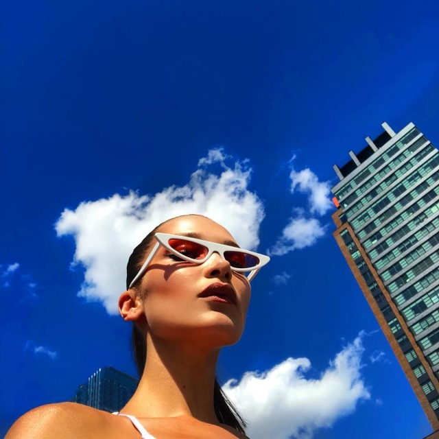 Tren Tiny Sunglasses (Foto: Instagram @bellahadid)