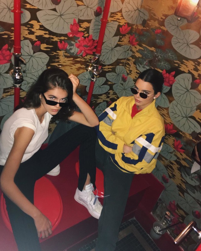 Tren Tiny Sunglasses (Foto: Instagram @kendalljenner)