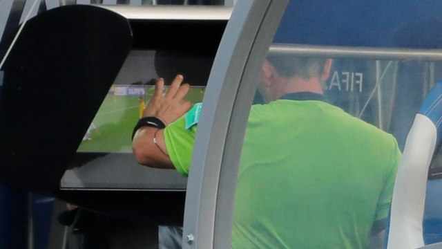VAR, masih menuai kontroversi. (Foto: REUTERS/Carlos Barria)