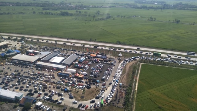 Foto udara rest area Tol Cipali saat arus balik. (Foto: Dok. Basarnas)