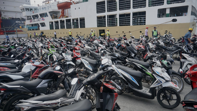 Sepeda motor pemudik tiba di Tanjung Priok (Foto: Fanny Kusumawardhani/kumparan)