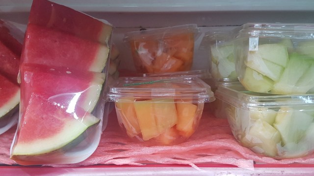 Jajanan Minimarket - Buah Potong (Foto: Imesh)