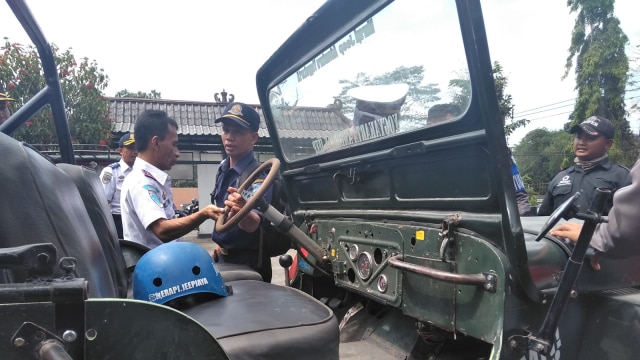 Pengecekan kelaikan kendaraan Jeep wisata. (Foto: Arfiansyah Panji/kumparan)