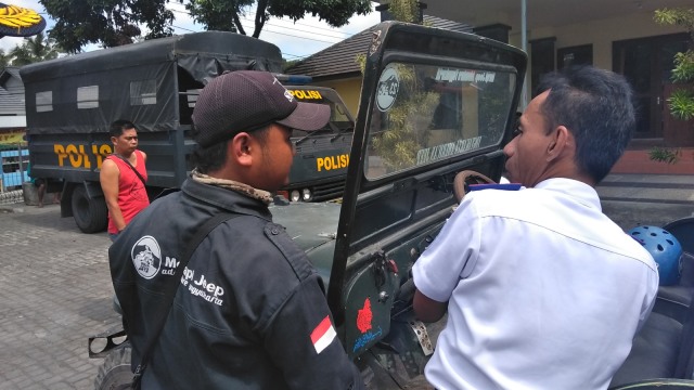 Pengecekan kelaikan kendaraan Jeep wisata. (Foto: Arfiansyah Panji/kumparan)