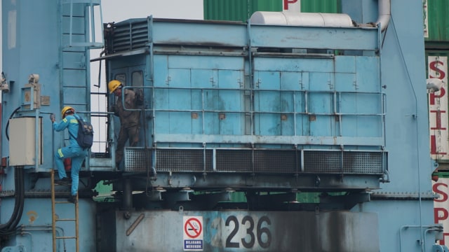 Bongkar muat di Pelabuhan Peti Kemas Tanjung Priok (Foto: Fanny Kusumawardhani/kumparan)