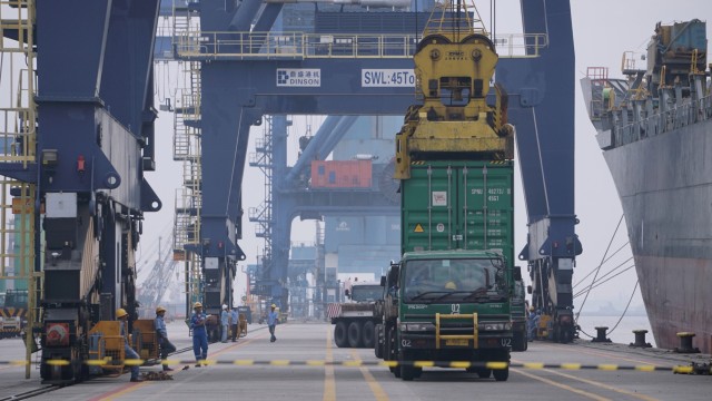Bongkar muat di Pelabuhan Peti Kemas Tanjung Priok (Foto: Fanny Kusumawardhani/kumparan)