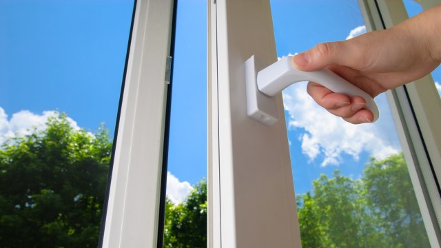 Ilustrasi menutup pintu. (Foto: Shutterstock)