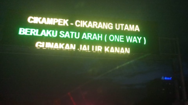 Cikampek-Cikarang Utama satu arah Foto: Rachmadin Ismail/kumparan