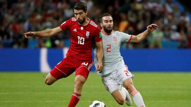 Pemain Iran dan Spanyol berduel. (Foto: REUTERS / Jorge Silva)