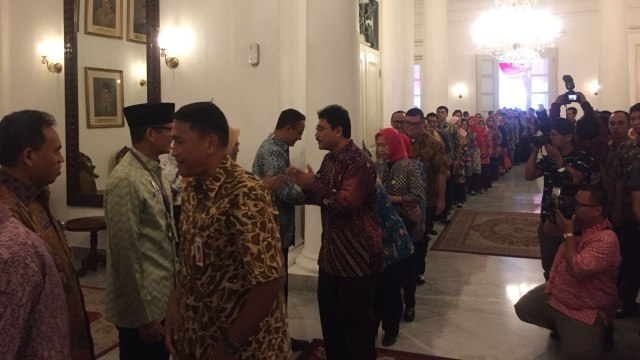 Anies Baswedan dan Sandiaga Uno menyalami PNS. (Foto: Mirsan Simamora/kumparan)