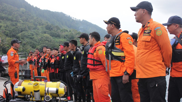 Tim SAR evakuasi korban KM. Sinar Bangun  (Foto: Ade Nurhaliza/kumparan)