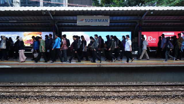 Kepadatan di Stasiun Sudirman. (Foto: Jamal Ramadhan/kumparan)