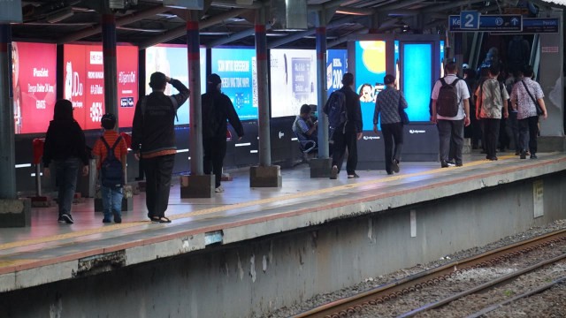 Kepadatan di Stasiun Sudirman. (Foto: Jamal Ramadhan/kumparan)