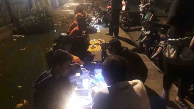Meraih Untung Lapak Jalanan Penjual Handphone Jadul