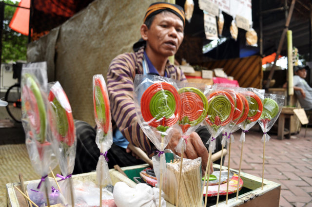 Mari Bernostalgia dengan 9 Makanan yang Biasa Hadir di Depan Gerbang Sekolah! (7)