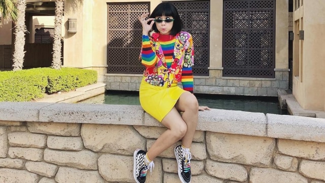 Atasan rainbow untuk semarakkan penampilan (Foto: Dok. Diana Rikasari )