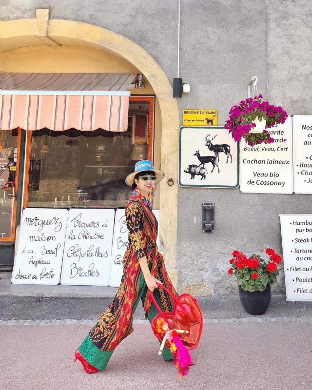 Jumpsuit batik untuk boho style nan chic. (Foto: Dok. Diana Rikasari )