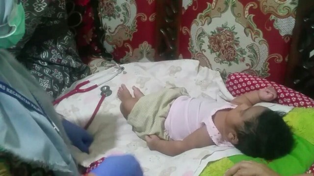 Polsek Palmerah Evakuasi Bayi Yang Diketemukan Masyarakat (5)