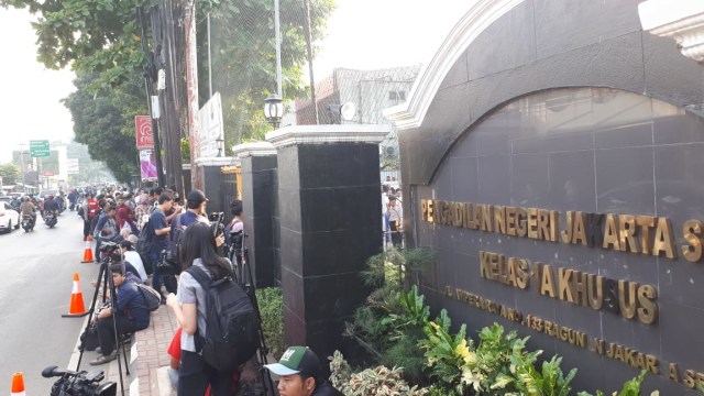 Wartawan menunggu di depan PN Jaksel. Foto: Aditia Noviansyah/kumparan