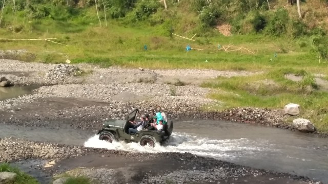Suasana Jip Wisata Lava Tour Merapi (Foto: Arfiansyah Panji Purnandaru/kumparan)