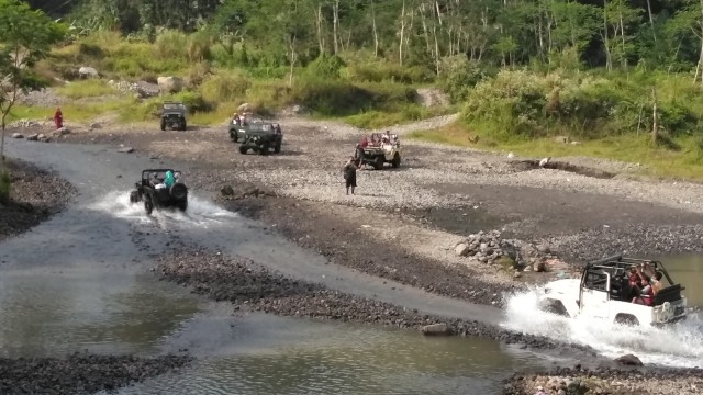 Suasana Jip Wisata Lava Tour Merapi (Foto: Arfiansyah Panji Purnandaru/kumparan)