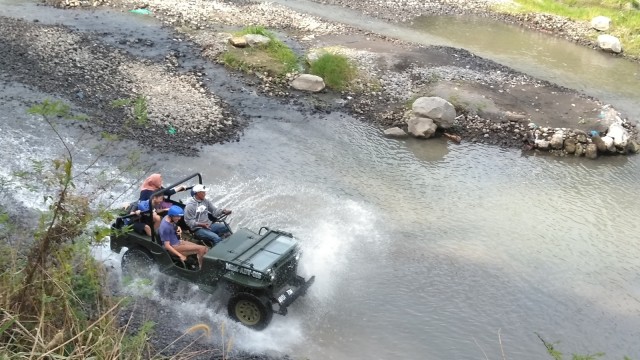 Suasana Jip Wisata Lava Tour Merapi (Foto: Arfiansyah Panji Purnandaru/kumparan)
