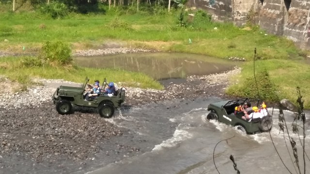 Suasana Jip Wisata Lava Tour Merapi (Foto: Arfiansyah Panji Purnandaru/kumparan)
