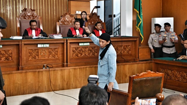 Aman mengangkat tangan usai terima putusan (Foto: Aditia Noviansyah/kumparan)