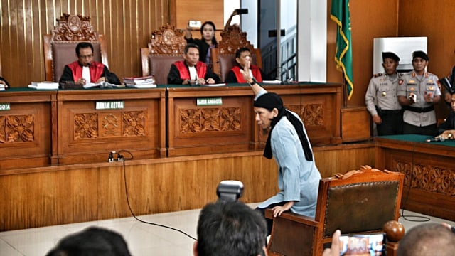 Aman mengangkat tangan usai terima putusan (Foto: Aditia Noviansyah/kumparan)