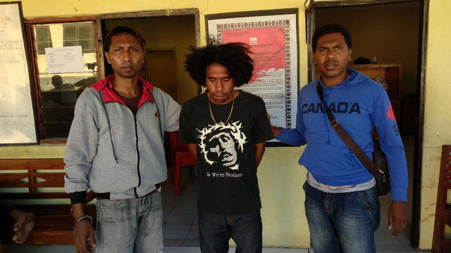 Tersangka pemerkosa WN Prancis (tengah). (Foto: Dok. Polda NTT)