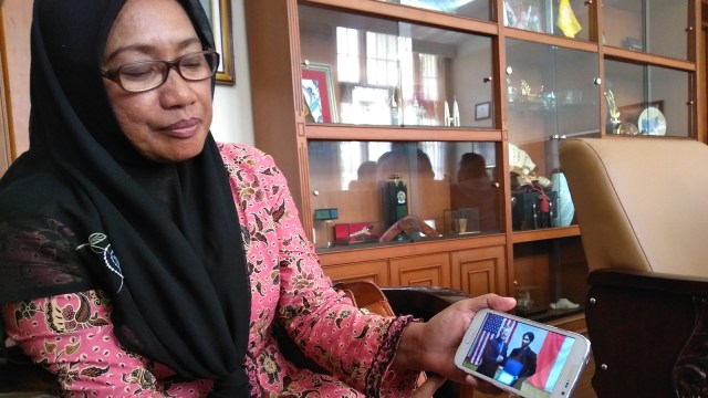 AKBP Jumiati (57) menunjukkan foto putranya (Foto: Arfiansyah Panji Ournandaru/kumparan)