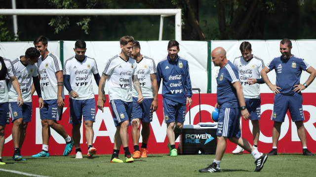 Jorge Sampaoli di latihan Argentina. (Foto: REUTERS/Albert Gea)