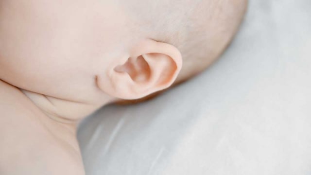 Cara Membersihkan Kotoran pada Telinga Bayi dan Anak