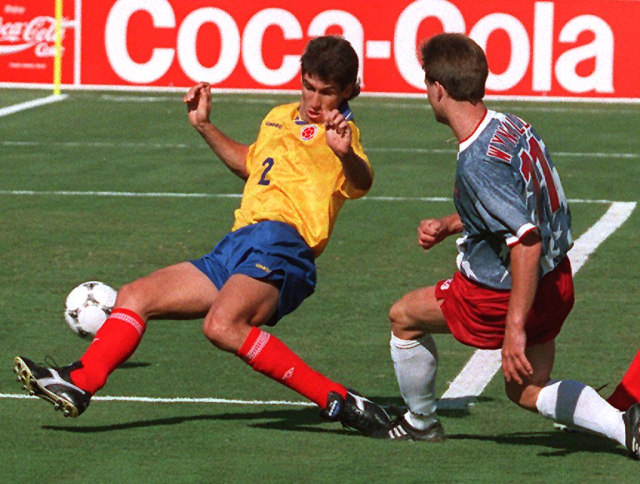 Duel Escobar vs Wynalda. (Foto: MIKE NELSON / AFP)