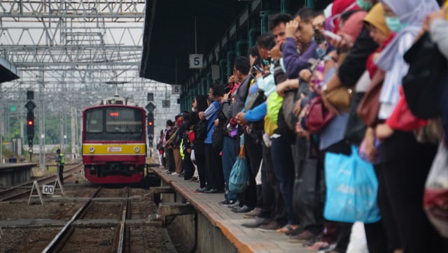 Kepadatan penumpang kereta di Stasiun Manggarai. (Foto: Kumparan/ Jamal Ramadhan)