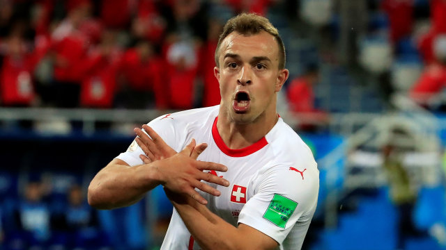 Selebrasi elang Shaqiri. (Foto: REUTERS/Gonzalo Fuentes)