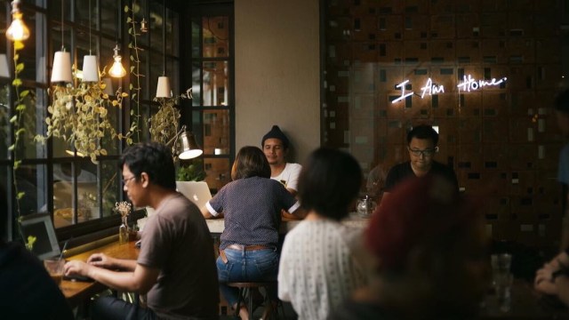 Nongkrong di coffee shop. (Foto: Instagram @fillmorecoffeejkt)