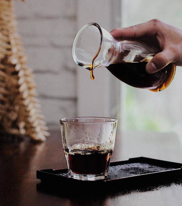 Penyeduhan kopi. (Foto: Instagram @trafiquecoffee)