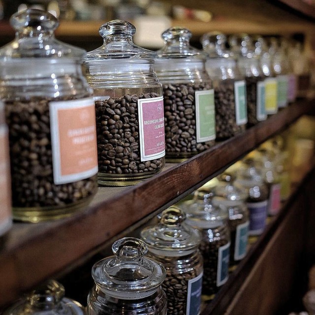 Deretan stoples biji kopi. (Foto: Instagram/ @kopikina)